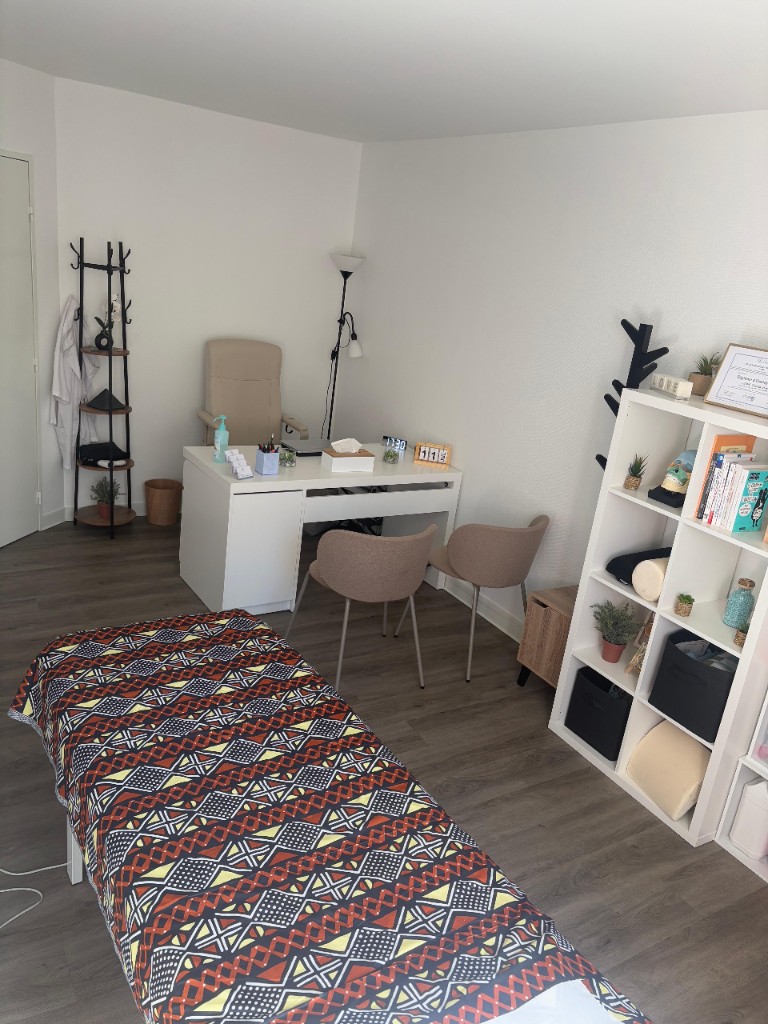 Cabinet d'ostéopathie de Christa-May Zang à Charenton-le-Pont — table de soin et espace d'accueil